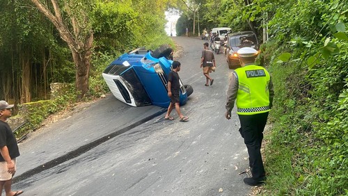 Mobil Toyota yang terbalik di tanjakan Goa Gong, Rabu (1/4/2026). (Dok. Polsek Kuta Selatan)