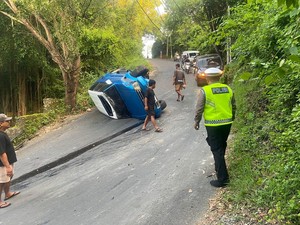 Mobil Terbalik di Tanjakan Goa Gong, Oli Tumpah ke Jalan-Arus Tersendat