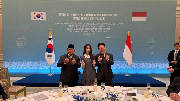 Presiden Prabowo Subianto menyempatkan waktu bertemu Carmen, anggota grup K-pop Hearts2Hearts asal Indonesia, di sela kunjungannya ke Korea Selatan (Korsel). Momen tersebut diabadikan dalam sebuah foto bersama.