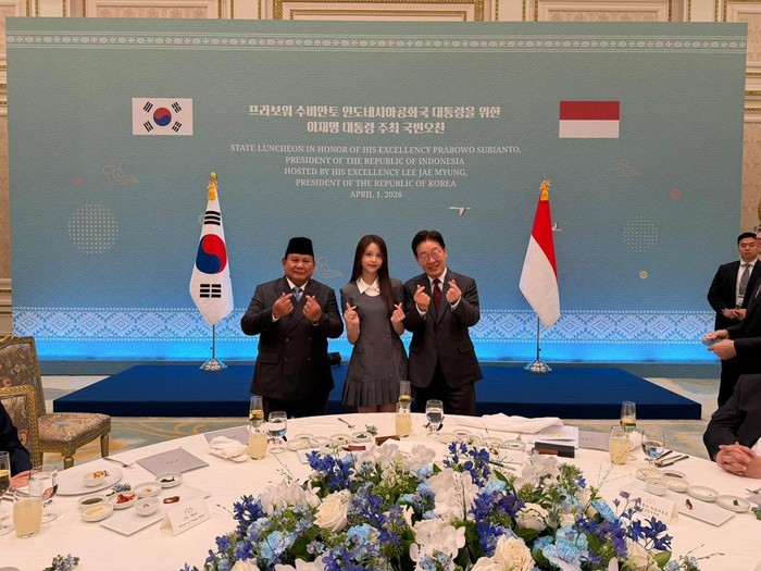 Presiden Prabowo menyempatkan waktu bertemu Carmen, anggota grup K-pop Hearts2Hearts asal Indonesia, di sela kunjungannya ke Korea Selatan