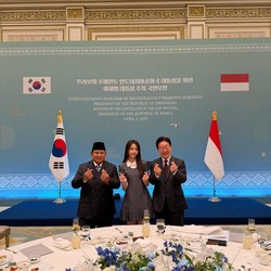 Carmen Hearts2Hearts Muncul di Foto Presiden Korea dan Prabowo