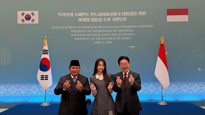 Presiden Prabowo Subianto menyempatkan waktu bertemu Carmen, anggota grup K-pop Hearts2Hearts asal Indonesia, di sela kunjungannya ke Korea Selatan (Korsel). Momen tersebut diabadikan dalam sebuah foto bersama.