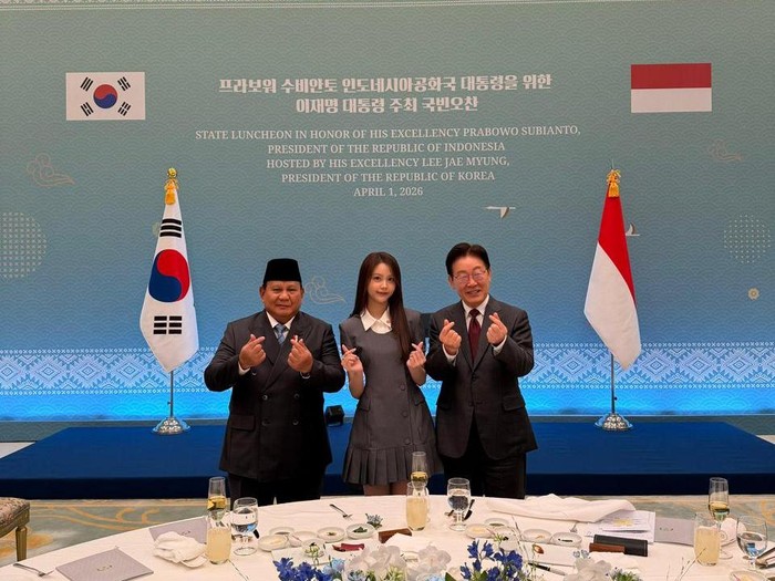 Presiden Prabowo Subianto menyempatkan waktu bertemu Carmen, anggota grup K-pop Hearts2Hearts asal Indonesia, di sela kunjungannya ke Korea Selatan (Korsel). Momen tersebut diabadikan dalam sebuah foto bersama.