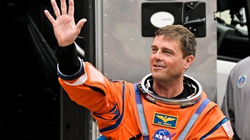 Reid Wiseman merupakan mantan pilot uji Angkatan Laut Amerika Serikat yang telah berpengalaman menjalani misi panjang di Stasiun Luar Angkasa Internasional (ISS). Ia kini memimpin kru dalam misi berawak menuju orbit Bulan. REUTERS/Steve Nesius  