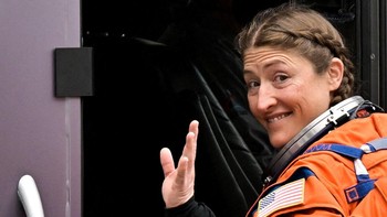Christina Koch dikenal sebagai pemegang rekor penerbangan luar angkasa terlama oleh perempuan dan pernah terlibat dalam spacewalk perempuan pertama. Sementara Jeremy Hansen menjadi astronaut Kanada pertama yang akan terbang mengelilingi Bulan. REUTERS/Steve Nesius  