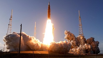 Artemis II menjadi misi berawak pertama yang mengorbit Bulan sejak era Apollo pada 1972. Misi ini tidak mendarat, melainkan menguji sistem pesawat Orion sebelum misi pendaratan pada program berikutnya. REUTERS/Joe Skipper    