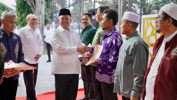 Nusron Wahid Salurkan Sertipikat Wakaf untuk 33 Rumah Ibadah di Sulteng