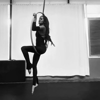 Potret Olla Ramlan Olahraga Aerial Hoop, Pakai Busana Backless Serba Hitam