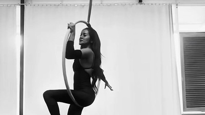 Potret Olla Ramlan Olahraga Aerial Hoop, Pakai Busana Backless Serba Hitam