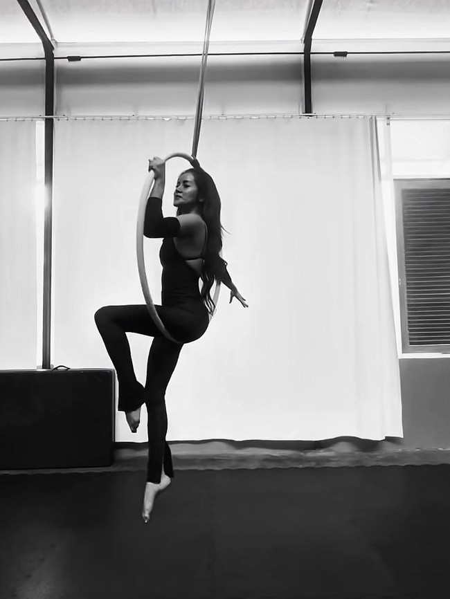 Potret Olla Ramlan Olahraga Aerial Hoop, Pakai Busana Backless Serba Hitam