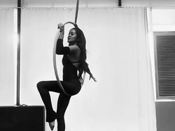 Potret Olla Ramlan Olahraga Aerial Hoop, Pakai Busana Backless Serba Hitam