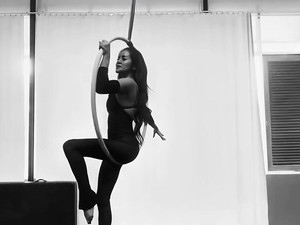 Potret Olla Ramlan Olahraga Aerial Hoop, Pakai Busana Backless Serba Hitam