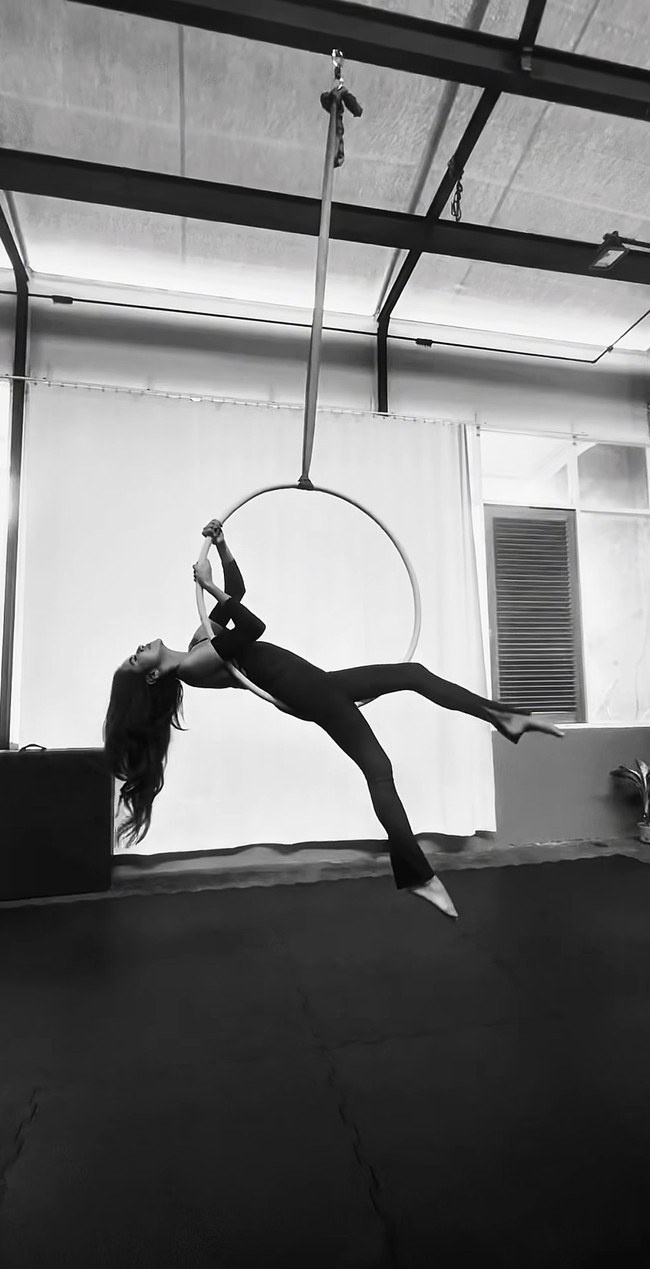 Tampil dengan busana pas di tubuh membuat body goals Olla jelas terlihat. Meski sudah berusia 46 tahun dan memiliki 3 anak, Olla masih tetap terlihat langsing memukau. Foto: Instagram/@ollaramlan
