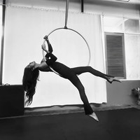 Tampil dengan busana pas di tubuh membuat body goals Olla jelas terlihat. Meski sudah berusia 46 tahun dan memiliki 3 anak, Olla masih tetap terlihat langsing memukau. Foto: Instagram/@ollaramlan