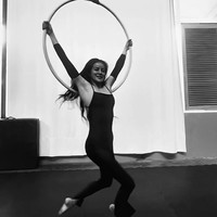 Menggunakan hoop yang digantung di langit-langit, Olla menunjukkan kepiawaiannya. Berbagai pose mulai dari duduk, melayang, hingga posisi terbalik, gerakannya terlihat luwes dan kuat. Foto: Instagram/@ollaramlan