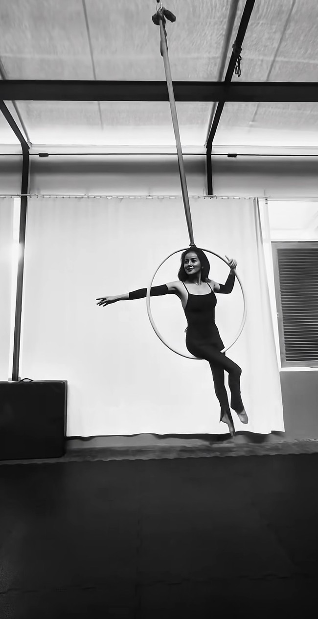 Melalui akun Instagram pribadi, Olla membagikan kepiawaiannya berolahraga aerial hoop. Tampil memukau, Olla memilih mengenakan busana serba hitam yang pas di tubuh. Foto: Instagram/@ollaramlan