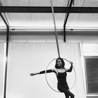 Melalui akun Instagram pribadi, Olla membagikan kepiawaiannya berolahraga aerial hoop. Tampil memukau, Olla memilih mengenakan busana serba hitam yang pas di tubuh. Foto: Instagram/@ollaramlan