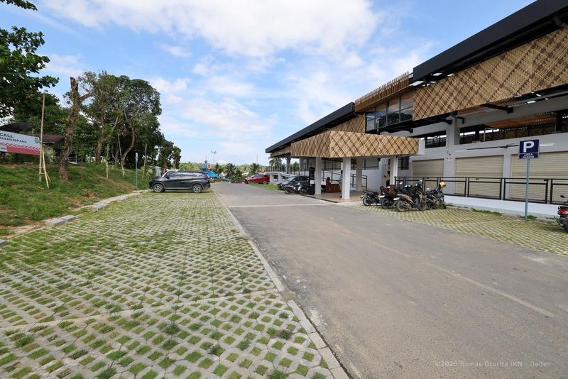 Para pedagang mulai mengisi lapak-lapak yang sudah disediakan di Pasar Segar Sepaku, Ibu Kota Nusantara. (dok. Otorita IKN)