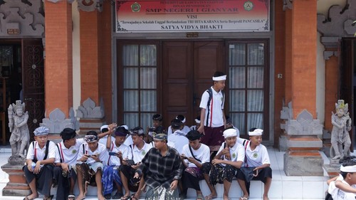Para siswa SMPN 1 Gianyar sedang bermain gawai di halaman sekolah, Rabu (1/4/2026). (Aryo Mahendro/detikBali)