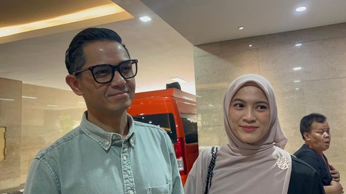 Pasangan artis Dude Herlino dan Alyssa Soebandono