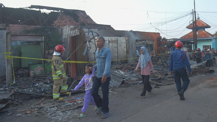 Sejumlah petugas pemadam kebakaran Kota Bekasi melakukan pendinginan area permukiman yang terdampak kebakaran Stasiun Pengisian Bulk Elpiji (SPBE) Cimuning di Mustikajaya, Bekasi, Jawa Barat, Kamis (2/4/2026). Kebakaran SPBE Cimuning mengakibatkan sebanyak 12 orang mengalami luka bakar serius. ANTARA FOTO/Paramayuda