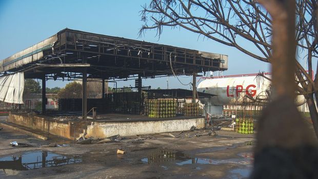 Sejumlah petugas pemadam kebakaran Kota Bekasi melakukan pendinginan area permukiman yang terdampak kebakaran Stasiun Pengisian Bulk Elpiji (SPBE) Cimuning di Mustikajaya, Bekasi, Jawa Barat, Kamis (2/4/2026). Kebakaran SPBE Cimuning mengakibatkan sebanyak 12 orang mengalami luka bakar serius. ANTARA FOTO/Paramayuda