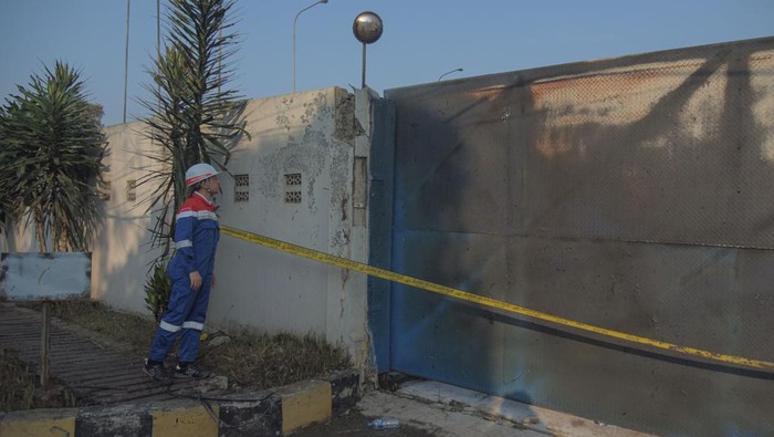 Sejumlah petugas pemadam kebakaran Kota Bekasi melakukan pendinginan area permukiman yang terdampak kebakaran Stasiun Pengisian Bulk Elpiji (SPBE) Cimuning di Mustikajaya, Bekasi, Jawa Barat, Kamis (2/4/2026). Kebakaran SPBE Cimuning mengakibatkan sebanyak 12 orang mengalami luka bakar serius. ANTARA FOTO/Paramayuda