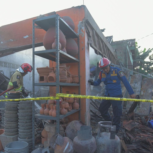 Pasca Kebakaran SPBE Cimuning, Petugas Lakukan Pendinginan