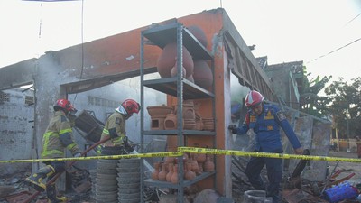 Pasca Kebakaran SPBE Cimuning, Petugas Lakukan Pendinginan