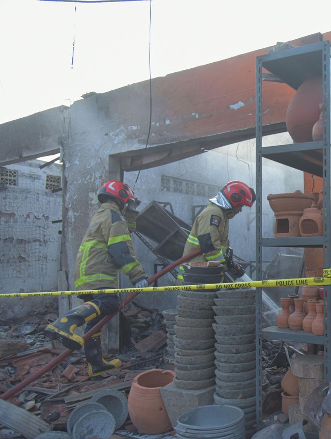 Pasca Kebakaran SPBE Cimuning, Petugas Lakukan Pendinginan