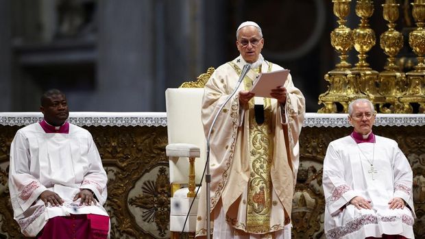 Paus Leo XIV memimpin Misa Krisma di Basilika Santo Petrus di Vatikan, 2 April 2026. (REUTERS/Guglielmo Mangiapane)