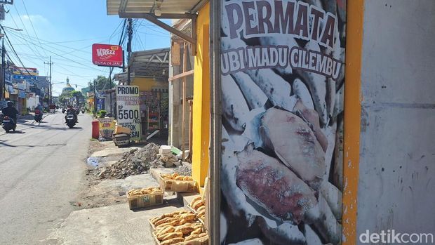 Sejumlah pedagang mengeluhkan kenaikan harga plastik yang berdampak pada menurunnya omzet hasil dagangan mereka
