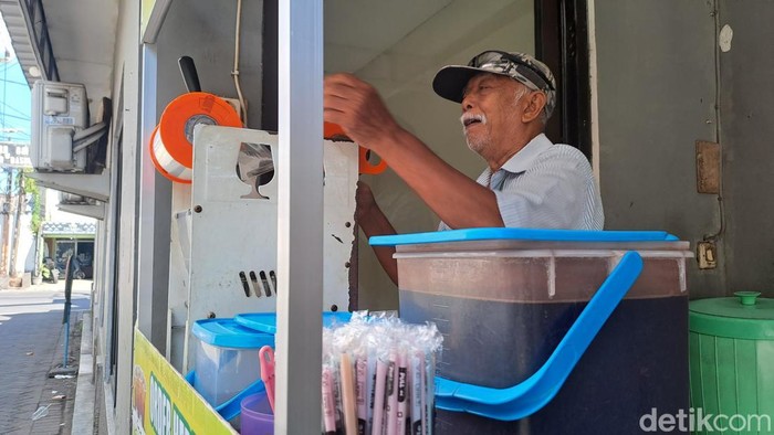 Sejumlah pedagang mengeluhkan kenaikan harga plastik yang berdampak pada menurunnya omzet hasil dagangan mereka