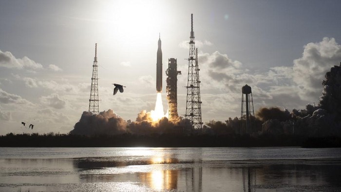 Peluncuran roket NASA yang membawa empat astronaut dalam misi mengelilingi Bulan (Getty Images via AFP/NASA) 