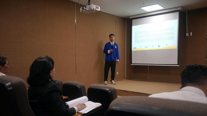 Pemain Timnas Indonesia, Pratama Arhan Alif menjalani sidang skripsi di Udinus.