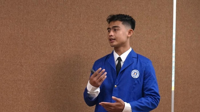 Bek Timnas Indonesia U-23 Pratama Arhan akhirnya menuntaskan studi sarjananya dari Udinus, Semarang. 