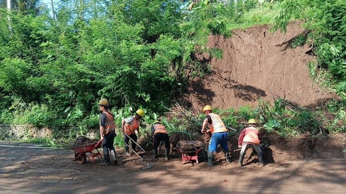 Pembersihan material longsor di Lumajang-Malang