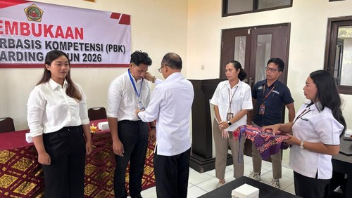 Pemkab Gianyar menggelar pelatihan barista dan junior make up artist di UPTD BLK Agrobisnis dan Industri Kabupaten Gianyar, Kamis (2/4/2026). (Foto: Dok. Pemkab Gianyar)