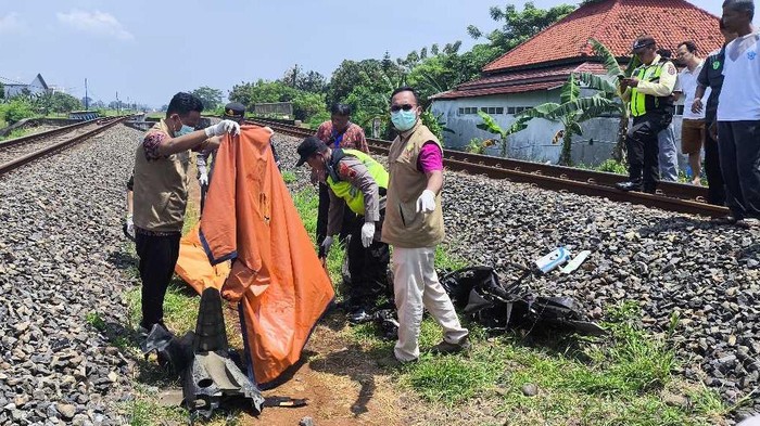 Seorang pemotor warga Pekalongan tertabrak KA Argo Sembrani di Batang usai nekat terobos palang pintu. 