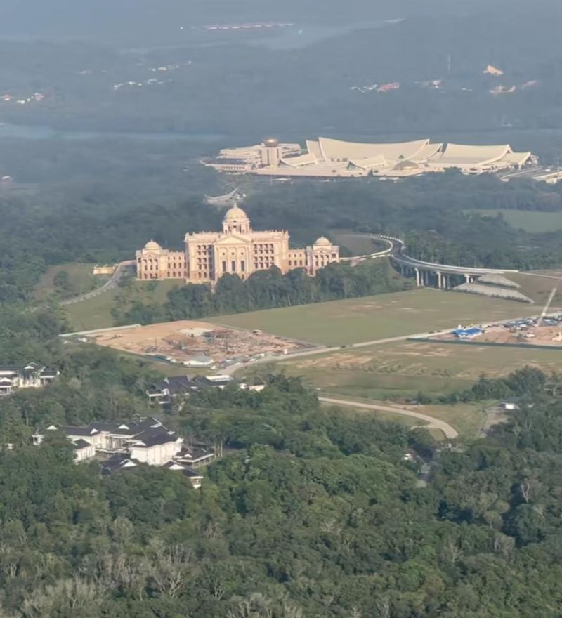 Penampakan bangunan megah di Kalimantan yang viral/Tangkapan layar Instagram @riskyusman Penampakan bangunan megah di Kalimantan yang viral