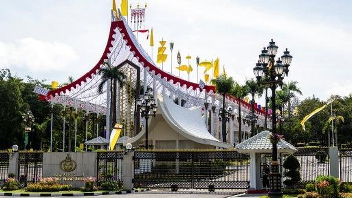Penampakan gerbang Istana Nurul Iman