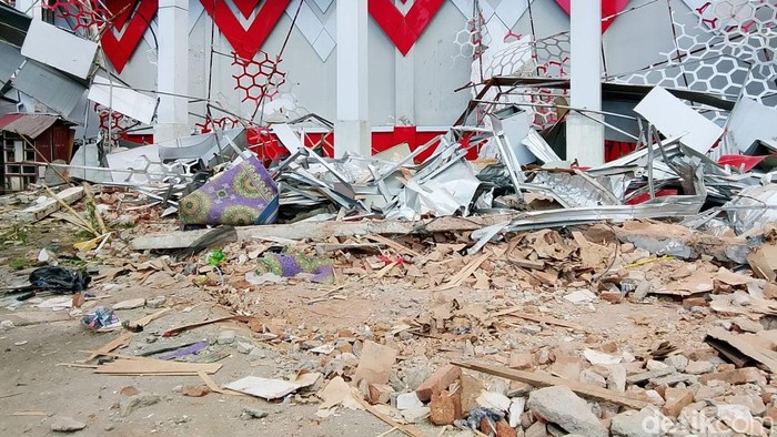 Penampakan puing bangunan KONI Sario runtuh setelah gempa bumi dahsyat melanda wilayah Manado dan memicu peringatan tsunami, Kamis (2/4/2026).