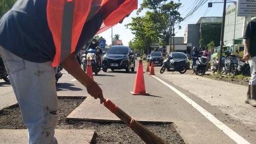 Penanganan jalan provinsi di wilayah Lombok Tengah, NTB. (Foto: Dinas PU Perkim NTB)