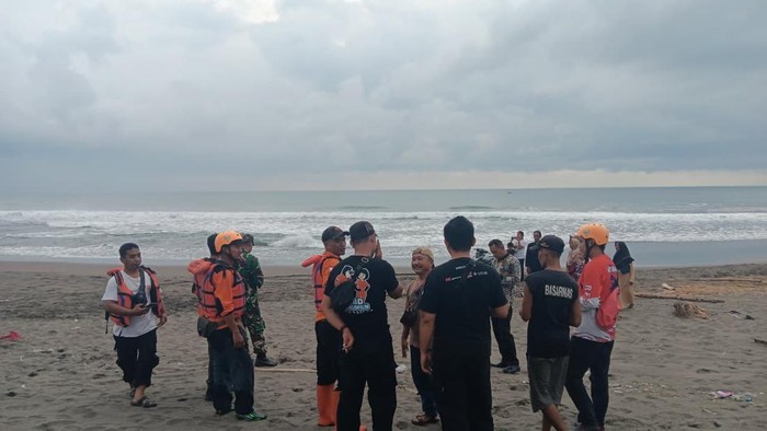 Pencarian korban hilang di Pantai Brencong, Desa Brencong, Kecamatan Buluspesantren, Kebumen, Kamis (2/4/2026) sore.