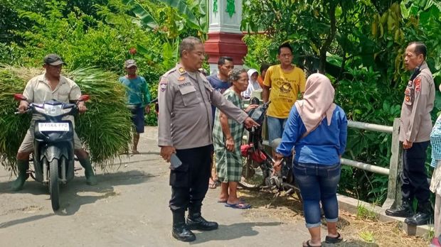 Pencarian orang diduga tenggelam di jembatan Pacing, Kecamatan Wedi, Klaten, Kamis (2/4/2026). Pencarian orang diduga tenggelam di jembatan Pacing, Kecamatan Wedi, Klaten, Kamis (2/4/2026).