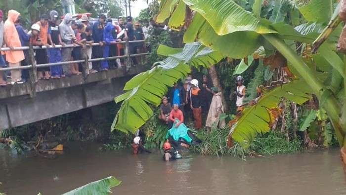 Pencarian orang diduga tenggelam di jembatan Pacing, Kecamatan Wedi, Klaten, Kamis (2/4/2026).