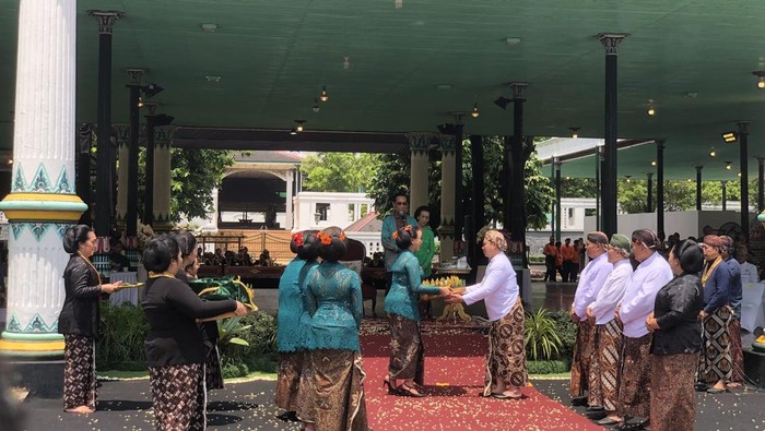 Kirab budaya HUT ke-80 Sultan HB X telah selesai. Sultan kembalikan buahtangan ke masyarakat. 