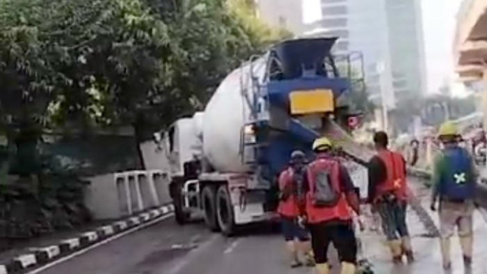 Perbaikan jalan di depan gedung Granadi, Jalan Rasuna Said, Jaksel.