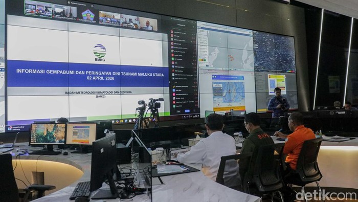 Kepala BNPB Suharyanto memimpin rapat koordinasi penanganan gempa di Graha BNPB, Jakarta, Kamis (2/4/2026).