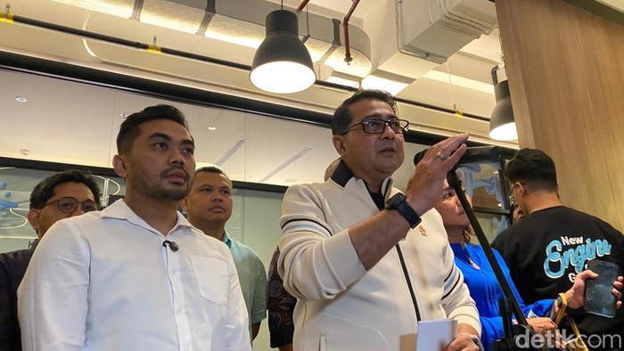 Pertemuan Menteri Ekonomi Kreatif Teuku Riefky Harsya dengan videografer Amsal Sitepu di Kantor Kementerian Ekonomi Kreatif, Jakarta, Kamis (2/4/2026)